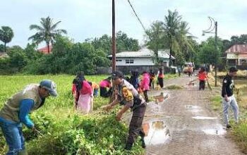 Aksi Kompak! Bhabinkamtibmas & Babinsa Bersihkan Desa
