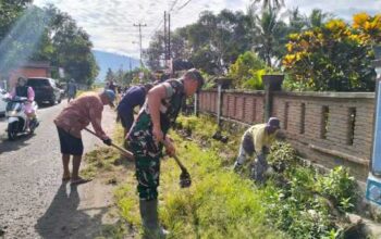 Babinsa & Warga Ngosek Drainase: Cegah Banjir, Bawa Keakraban