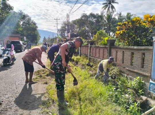 Babinsa & Warga Ngosek Drainase: Cegah Banjir, Bawa Keakraban