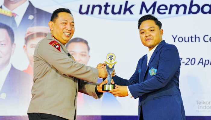 Kapolri Terima Hikmahbudhi Awards, Dinobatkan Jadi Tokoh Pelindung dan Pengayom Masyarakat