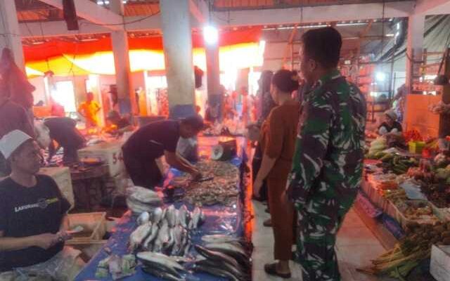 Babinsa Pantau Ketat Harga Sembako, Pedagang Bilang Begini