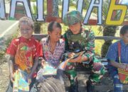 TNI Bagikan Buku dan Ajari Membaca Anak-Anak di Pedalaman Papua