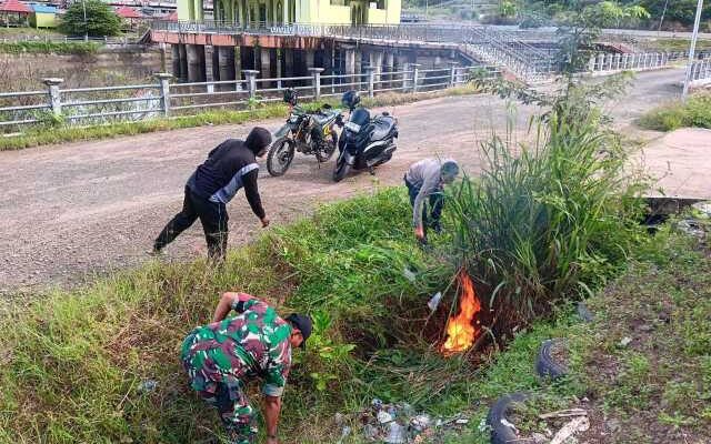 Aksi Bersih Desa: Babinsa Turun Tangan, Warga Semangat