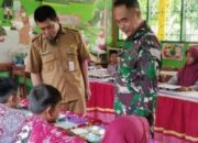 Babinsa Suapi Siswa SD di Sidrap, Aksi Manis Bikin Haru!