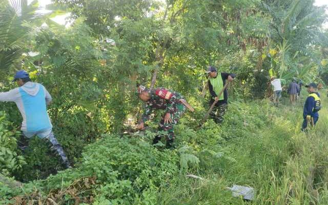 Babinsa Ajak Warga Gempur Semak, Irigasi Sawah Dibersihkan!