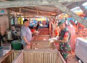 Harga Aman, Dompet Tenang! Babinsa Cek Pasar Empagae