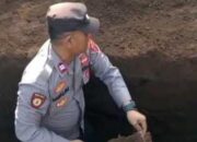 Polisi Gali Makam Sahabat, Tak Lepas Seragam