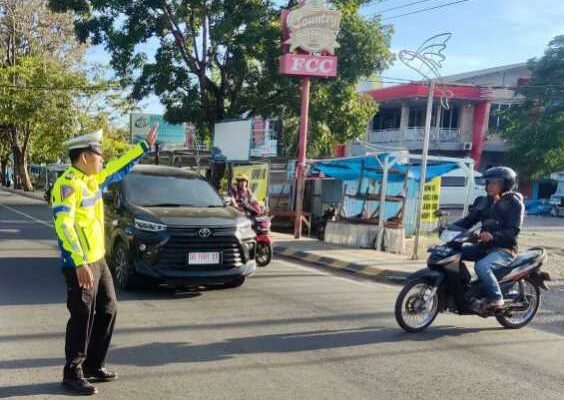 Polisi Turun Jalan, Takalar Sore Itu Tak Lagi Macet