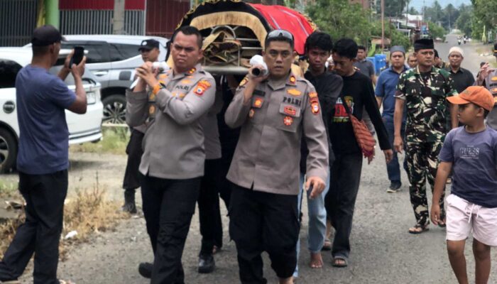 Tangisan dan Kehormatan, Dua Perwira Usung Jenazah Aiptu Yohanes
