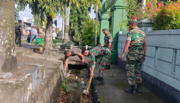 Pasiter Kodim Sidrap Turun Tangan, Drainase Kotor Disikat Habis!