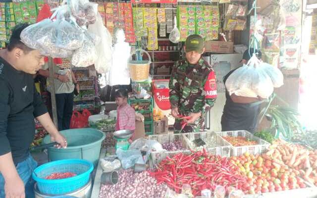 Babinsa Sidrap Turun Tangan Cek Harga Sembako di Pasar