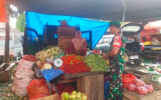 Sertu Alimuddin Ngopi di Pasar? Mending Pantau Harga