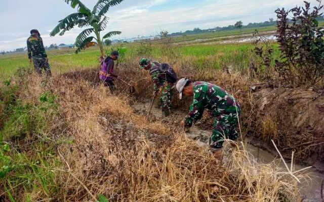 Pelda Abd. Halim Pimpin Warga Jaga Air Sawah