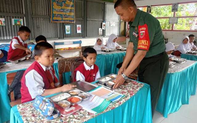 Anggota TNI Pantau Langsung Program MBG di SDN 16 Pangsid