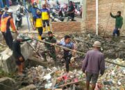 Pelda Rusdi Pimpin Bersih-Bersih Irigasi Tersumbat Sampah