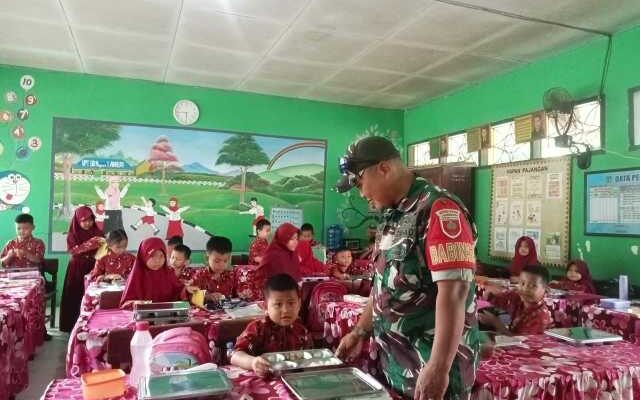 Babinsa Kodim 1420/Sidrap Ikut Sibuk Urus Makan Anak Sekolah