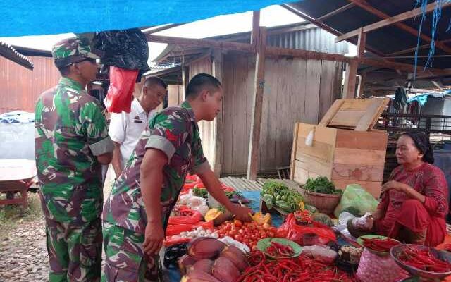 Babinsa Koramil 1420-01/Tellu Limpoe Datang ke Pasar Buat Apa?