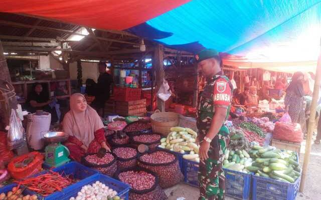 Babinsa Kel. Rappang Blusukan, Harga Pasar Aman!