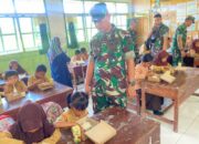 Saat Mayor Inf Wahyudi Jadi Guru Sehari di SDN 8 Arawa