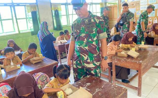 Saat Mayor Inf Wahyudi Jadi Guru Sehari di SDN 8 Arawa