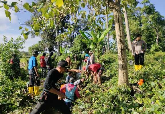 Serma Ramang & Warga Kompak Buka Jalur Air