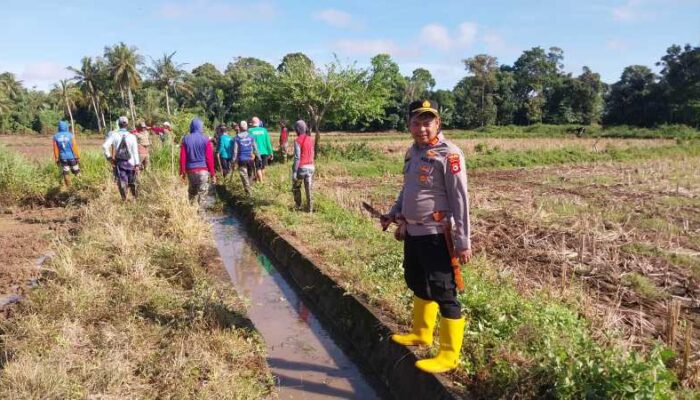 Salut! Polisi Kerja Bareng Petani