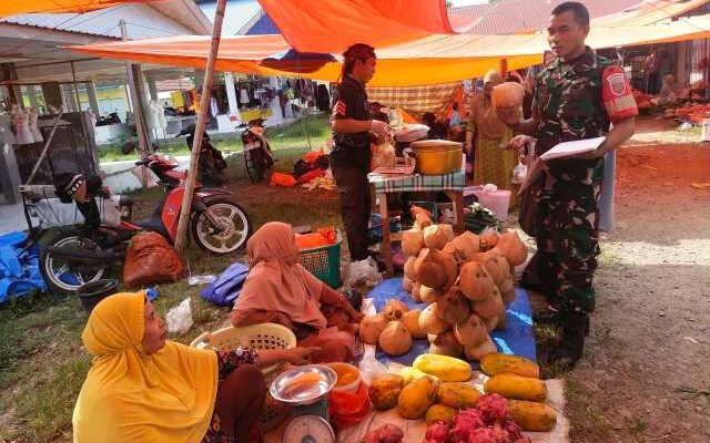 Sertu Zainuddin Sisir Pasar, Harga Sembako Aman!