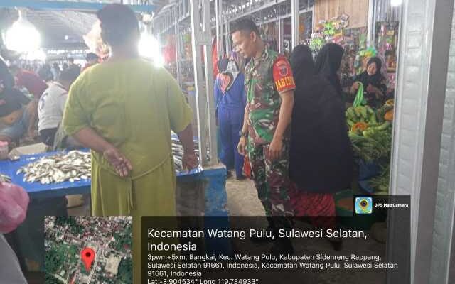 Jejak Babinsa Koramil 04/Watang Pulu dalam Menangkal Krisis Harga di Pasar Rakyat