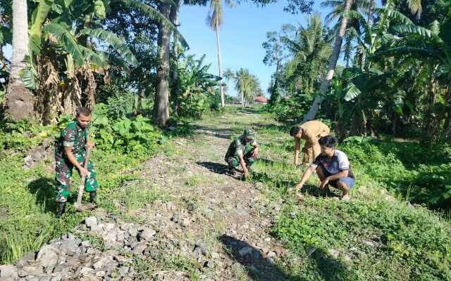 Babinsa Desa Passeno Pimpin Aksi Perbaikan Jalan Tani