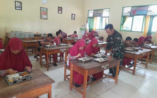 TNI Kirim Dua Personel Babinsa Kawal Program Gizi Anak di Sidrap