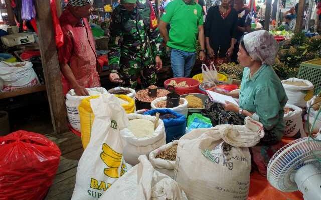 Babinsa Tanru Tedong Cek Harga, Pedagang Deg-degan!