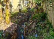 Babinsa Koramil 1420-06 Terjun Bersihkan Got