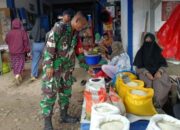 Babinsa Koramil 02/Tellu Limpoe Tak Hanya Jaga Stabilitas Harga