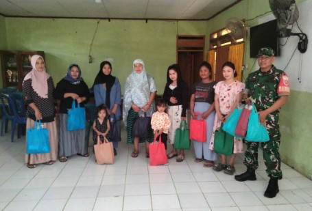 Babinsa Koramil 04 Watang Pulu bersama warga penerima paket makanan bergizi gratis di Kecamatan Watang Pulu, Sidrap