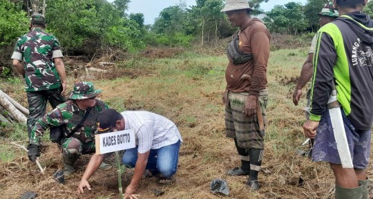 Danposramil Pitu Riase Pelda Rusdi bersama Babinsa dan warga Desa Botto saat melaksanakan penanaman pohon dalam program penghijauan di Kecamatan Pitu Riase, Sidrap, sebagai upaya mendukung kelestarian lingkungan dan peningkatan kualitas udara