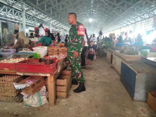 Anggota Babinsa Koramil 04 Watang Pulu saat memantau harga sembako di Pasar Sentral Lawawoi Sidrap