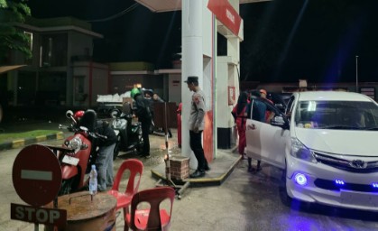 Personel Kepolisian Sidrap melakukan patroli malam dan pengawasan di SPBU, memantau situasi kamtibmas di Sidrap