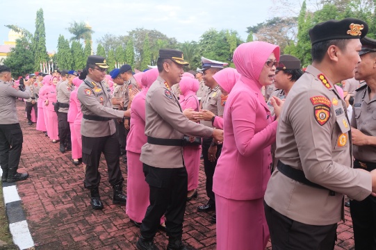 Irjen Pol Drs. Rusdi Hartono bersama Bhayangkari Sulsel berjabat tangan dengan personel Polri usai upacara kenaikan pangkat di Mapolda Sulsel