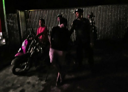 Personel jajaran Kepolisian Sidrap mengamankan warga saat patroli malam di area rawan