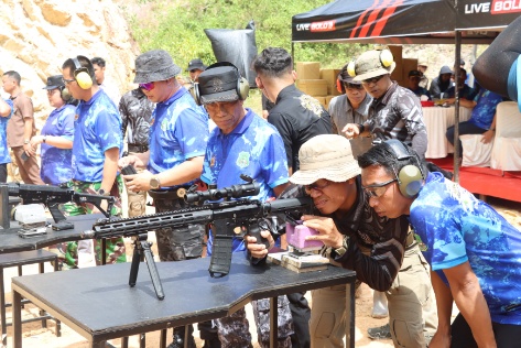 Peserta lomba menembak dibimbing instruktur saat ajang Hari Bhayangkara ke-79 di Polres Sidrap yang dipimpin AKBP Drs. Fantry