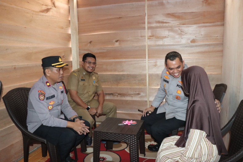 AKBP Dr. Fantry bersama Pj Sekda Sidrap berbincang akrab dengan warga penerima bantuan bedah rumah di Sidrap