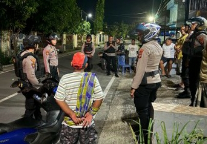 Anggota jajaran Polres Sidrap beri pembinaan malam kepada warga