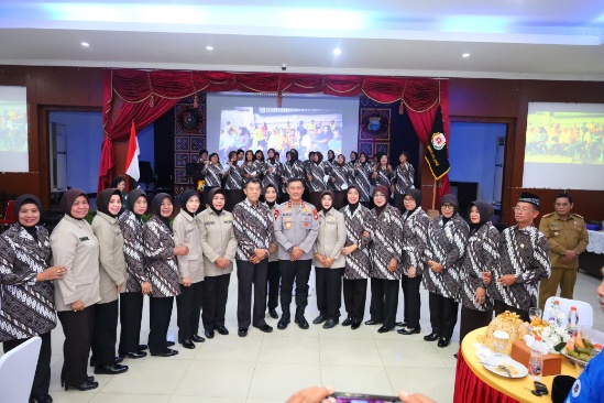 Irjen Pol. Drs. Rusdi berfoto bersama PP Polri saat peringatan HUT ke-26 di SPN Batua Makassar