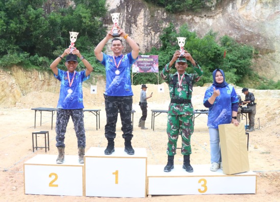 Kapolres Sidrap AKBP Fantry Taherong bersama para juara lomba menembak Hari Bhayangkara ke-79