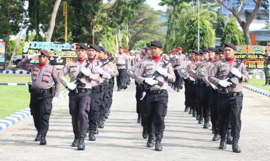 Barisan Polri tampil dalam defile upacara Hari Bhayangkara ke-79 di Sidrap
