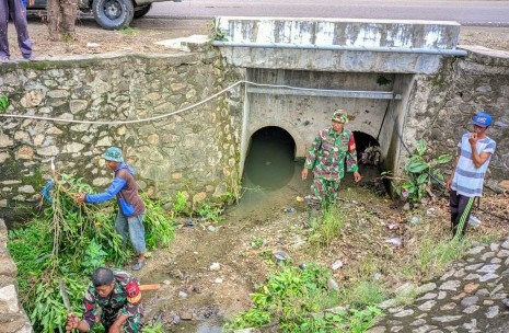 Plt. Danramil 1420-01 Panca Lautang, Peltu Kisman Buamona, bersama Babinsa dan warga membersihkan saluran pembuangan air di Kelurahan Bilokka, Sidrap