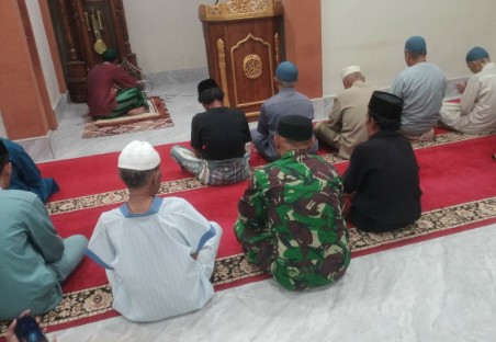 Babinsa Sidrap melaksanakan salat subuh berjamaah bersama warga di masjid wilayah binaan