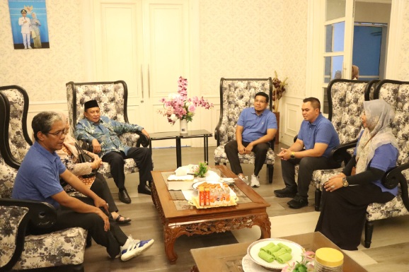 Kepala Kepolisian Resor Sidrap bersama pejabat Forkopimda berbincang santai menyambut Ketua PTA Makassar di Rujab Bupati Sidrap