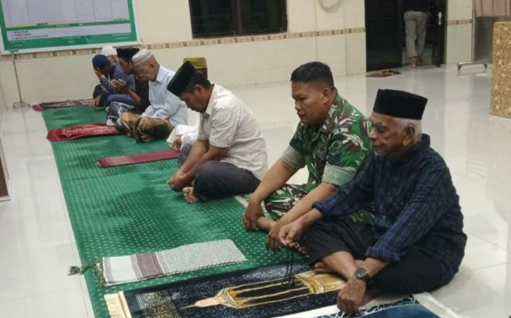 Anggota Babinsa Koramil jajran Kodim 1420/Sidrap salat subuh berjamaah bersama warga di masjid wilayah binaan