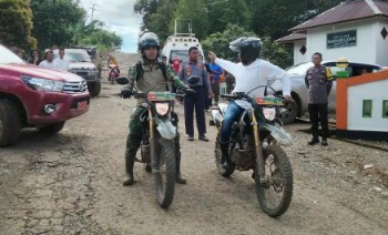 Letkol Inf. Awaloeddin Nekat Tembus Jalur Terjal Sambangi Warga